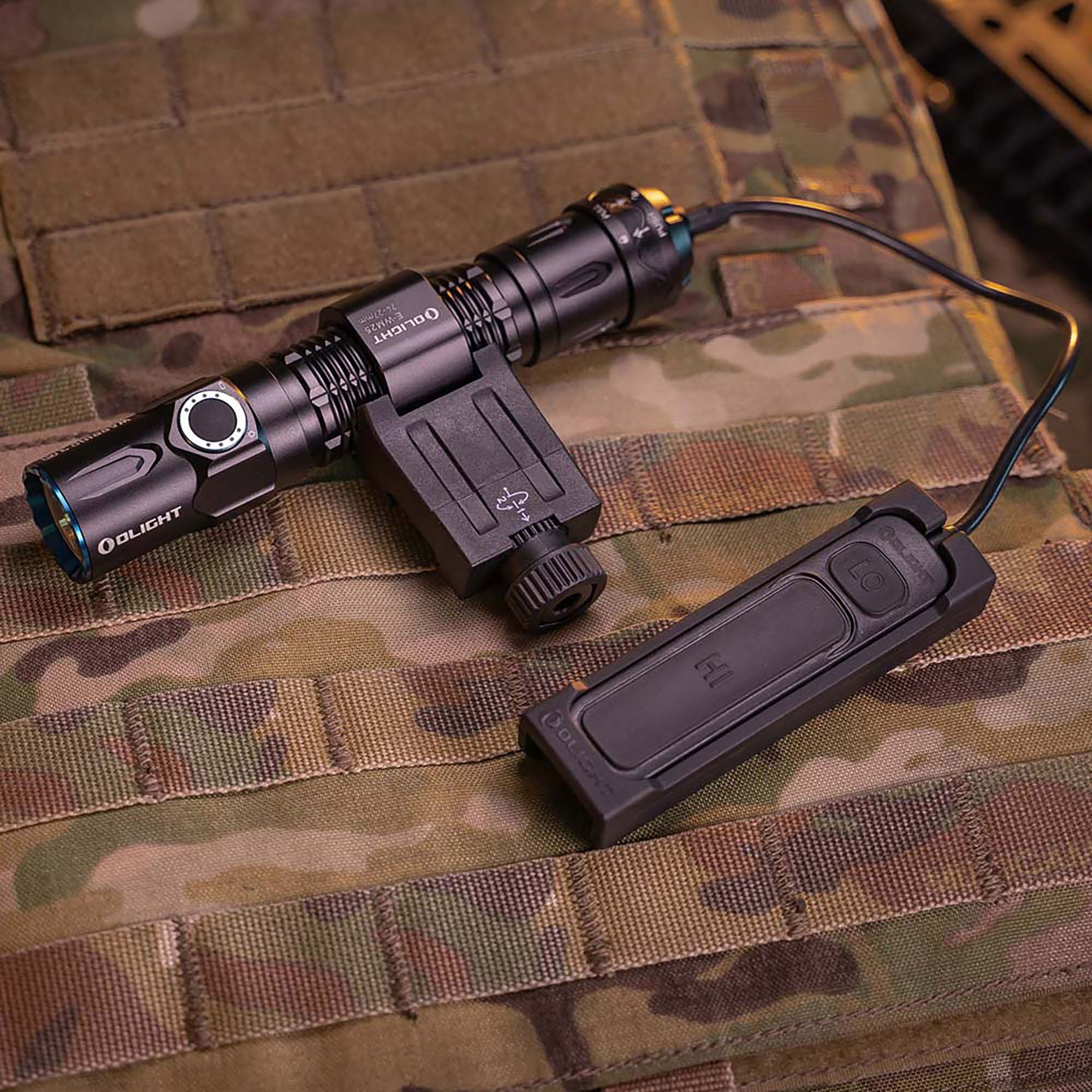 WARRIOR 3S センサー付きタクティカルライト  [OLIGHT(オーライト)]